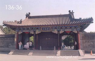 Foto 136-36 - Entrada a la zona del templo budista de la Gran Pagoda del Ganso Salvaje (Big Wild Goose Pagoda) en la ciudad de Xían China - 17-Junio-2006