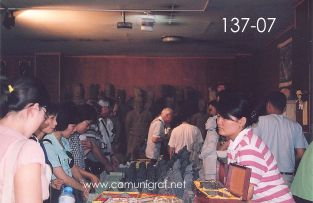 Foto 137-07 - Tienda de artesanías a un costado de la entrada a la nave principal de las excavaciones en el museo de los Guerreros de Terracota en Xiyang cerca de la ciudad de Xían China - 17-Junio-2006