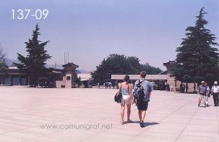 Foto 137-09 - Explanada en la entrada a las instalaciones del museo de los Guerreros de Terracota en Xiyang cerca de la ciudad de Xían China - 17-Junio-2006