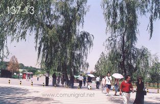 Foto 137-13 - Inicio del camino de a pie a las instalaciones del museo de los Guerreros de Terracota en Xiyang cerca de la ciudad de Xían China - 17-Junio-2006
