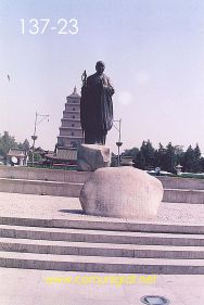 Foto 137-23 - Escultura de Buda en la parte exterior de la zona de la Gran Pagoda del Ganso Salvaje (Big Wild Goose Pagoda) en la ciudad de Xían China - 17-Junio-2006