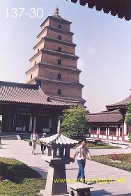 Foto 137-30 - Jardines en la parte posterior de la torre de la Gran Pagoda del Ganso Salvaje (Big Wild Goose Pagoda) en la ciudad de Xían China - 17-Junio-2006