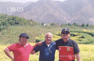 Foto 138-03 - José Regino Torres, Heliodoro Ayala y Javier Navarro en uno de los lugares del inmenso Mausoleo (dicen que aprox 60 km2) del primer emperador de china Qin Shi Huang ubicado en la ciudad de Xían en el distrito de Lintong, provincia de Shaanxi, China - 17-Junio-2006