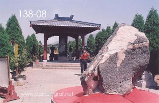 Foto 138-08 - Otra vista de la piedra con importancia histórica en una de las zonas del inmenso Mausoleo (dicen que aprox 60 km2) del primer emperador de china Qin Shi Huang ubicado en la ciudad de Xían en el distrito de Lintong, provincia de Shaanxi, China - 17-Junio-2006