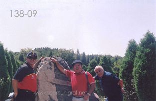 Foto 138-09 - Javier Navarro, José Regino Torres y Heliodoro Ayala en una de las zonas del inmenso Mausoleo (dicen que aprox 60 km2) del primer emperador de china Qin Shi Huang ubicado en la ciudad de Xían en el distrito de Lintong, provincia de Shaanxi, China - 17-Junio-2006