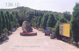Foto 138-10 - Piedra con importancia histórica en una de las zonas del inmenso Mausoleo (dicen que aprox 60 km2) del primer emperador de china Qin Shi Huang ubicado en la ciudad de Xían en el distrito de Lintong, provincia de Shaanxi, China - 17-Junio-2006