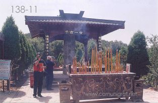 Foto 138-11 - Lugar de oración en una de las zonas del inmenso Mausoleo (dicen que aprox 60 km2) del primer emperador de china Qin Shi Huang ubicado en la ciudad de Xían en el distrito de Lintong, provincia de Shaanxi, China - 17-Junio-2006