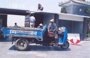 Foto 138-16 - Descargando material de construcción en la zona del museo de los Guerreros de Terracota en Xiyang cerca de la ciudad de Xían China - 17-Junio-2006