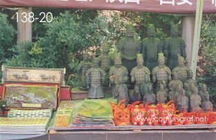 Foto 138-20 - Puesto de artesanías en la zona del museo de los Guerreros de Terracota en Xiyang cerca de la ciudad de Xían China - 17-Junio-2006