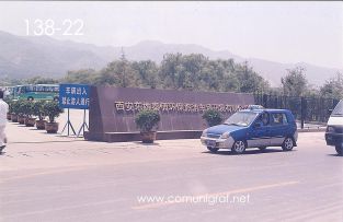 Foto 138-22 - Taxi en la entrada al estacionamiento de la zona del museo de los Guerreros de Terracota en Xiyang cerca de la ciudad de Xían China - 17-Junio-2006