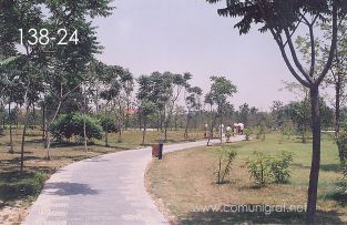 Foto 138-24 - Camino peatonal para llegar o salir de la zona del museo de los Guerreros de Terracota en Xiyang cerca de la ciudad de Xían China - 17-Junio-2006