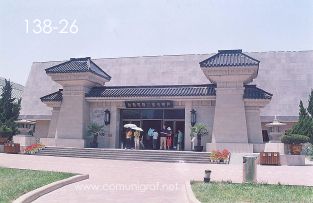 Foto 138-26 - Una de las entradas a la nave principal de las excavaciones en el museo de los Guerreros de Terracota en Xiyang cerca de la ciudad de Xían China - 17-Junio-2006