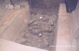 Foto 138-28 - Una de las fosas de excavación donde se desentierran poco a poco piezas y framentos de estatuas de caballos y guerreros en la nave principal de las excavaciones en el museo de los Guerreros de Terracota en Xiyang cerca de la ciudad de Xían China - 17-Junio-2006
