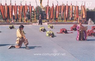 Foto 139-07 - Haciendo reverencia en la representación del tiempo de la dinastía Qin en uno de los lugares dentro del Mausoleo del antiguo emperador Qin Shi Huang ubicado en la ciudad de Xían en el distrito de Lintong, provincia de Shaanxi, China - 17-Junio-2006