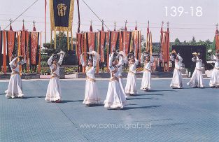 Foto 139-18 - Señoritas en una representación del tiempo de la dinastía Qin en uno de los lugares dentro del Mausoleo del antiguo emperador Qin Shi Huang ubicado en la ciudad de Xían en el distrito de Lintong, provincia de Shaanxi, China - 17-Junio-2006