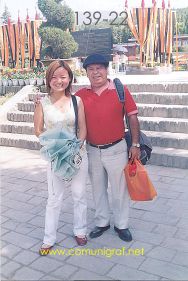 Foto 139-22 - Ling Chow y José Regino Torres en una de las entradas del Mausoleo del antiguo emperador Qin Shi Huang ubicado en la ciudad de Xían en el distrito de Lintong, provincia de Shaanxi, China - 17-Junio-2006