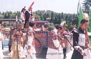 Foto 139-31 - Actores preparándose para una representación del tiempo de la dinastía Qin en uno de los lugares dentro del Mausoleo del antiguo emperador Qin Shi Huang ubicado en la ciudad de Xían en el distrito de Lintong, provincia de Shaanxi, China - 17-Junio-2006