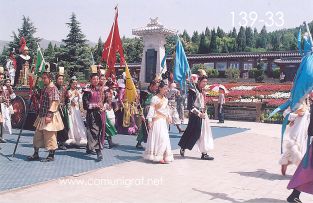 Foto 139-33 - Grupo de actores arribando para una representación del tiempo de la dinastía Qin en uno de los lugares dentro del inmenso Mausoleo del primer emperador de china Qin Shi Huang ubicado en la ciudad de Xían en el distrito de Lintong, provincia de Shaanxi, China - 17-Junio-2006