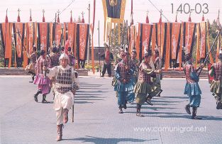 Foto 140-03 - Jóvenes simulando ser guerreros en la representación del tiempo de la dinastía Qin en uno de los lugares dentro del Mausoleo del antiguo emperador Qin Shi Huang ubicado en la ciudad de Xían en el distrito de Lintong, provincia de Shaanxi, China - 17-Junio-2006