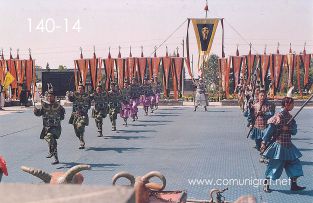 Foto 140-14 - Jóvenes actores en su papel de guerreros en la representación del tiempo de la dinastía Qin en uno de los lugares dentro del Mausoleo del antiguo emperador Qin Shi Huang ubicado en la ciudad de Xían en el distrito de Lintong, provincia de Shaanxi, China - 17-Junio-2006