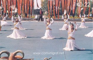 Foto 140-22 - Señoritas haciendo reverencia en la representación del tiempo de la dinastía Qin en uno de los lugares dentro del Mausoleo del antiguo emperador Qin Shi Huang ubicado en la ciudad de Xían en el distrito de Lintong, provincia de Shaanxi, China - 17-Junio-2006