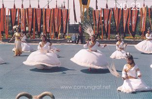 Foto 140-23 - Señoritas bailando en la representación del tiempo de la dinastía Qin en uno de los lugares dentro del Mausoleo del antiguo emperador Qin Shi Huang ubicado en la ciudad de Xían en el distrito de Lintong, provincia de Shaanxi, China - 17-Junio-2006