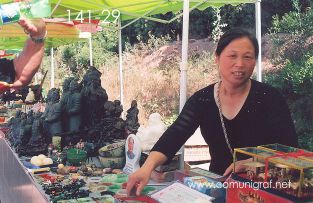 Foto 141-29 - Vendedora de artesanías en una de las entradas al Mausoleo del antiguo emperador Qin Shi Huang ubicado en la ciudad de Xían en el distrito de Lintong, provincia de Shaanxi, China - 17-Junio-2006