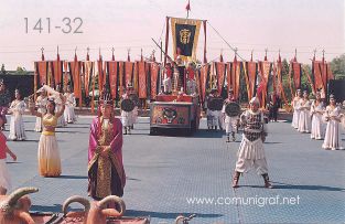 Foto 141-32 - Varios jóvenes en la representación del tiempo de la dinastía Qin en uno de los lugares dentro del Mausoleo del antiguo emperador Qin Shi Huang ubicado en la ciudad de Xían en el distrito de Lintong, provincia de Shaanxi, China - 17-Junio-2006