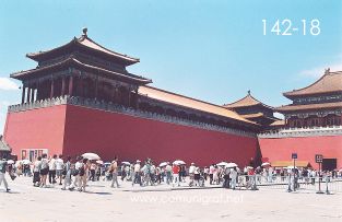 Foto 142-18 - Vista exterior y entrada principal al Palacio Imperial de la ciudad prohibida en Beijing (Pekín), China - 18-Junio-2006