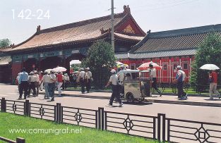 Foto 142-24 - Llegando a la entrada a la explanada de antes de la entrada al Palacio Imperial de la ciudad prohibida en Beijing (Pekín), China - 18-Junio-2006