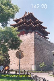 Foto 142-28 - Esquina en la parte exterior del Palacio Imperial de la ciudad prohibida en Beijing (Pekín), China - 18-Junio-2006