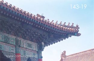Foto 143-19 - Detalle de uno de los techos de las construcciones del interior del Palacio Imperial de la ciudad prohibida en Beijing (Pekín), China - 18-Junio-2006