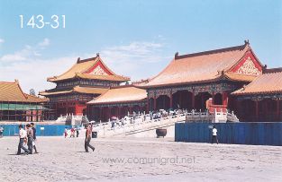 Foto 143-31 - Turistas pasando sobre uno de los puentes en una de las zonas en restauración en el interior del Palacio Imperial de la ciudad prohibida en Beijing (Pekín), China - 18-Junio-2006