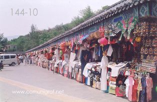 Foto 144-10 - Tiendas de artesanías en uno de los tramos de la Gran Muralla China en la zona de Badaling a 80 km. aprox de Beijing (Pekín), China- 18-Junio-2006