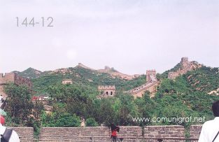 Foto 144-12 - Muchos visitantes recorriendo parte de la Gran Muralla China en la zona de Badaling a 80 km. aprox de Beijing (Pekín), China- 18-Junio-2006