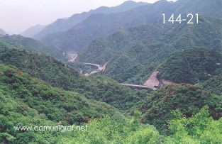 Foto 144-21 - Carretera en medio de las montañas de Beijing a La Gran Muralla China en la zona de Badaling a 80 km. aprox de Beijing (Pekín), China - 18-Junio-2006
