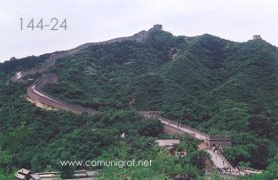Foto 144-24 - Otra toma de uno de los tramos de la Gran Muralla China en la zona de Badaling a 80 km. aprox de Beijing (Pekín), China - 18-Junio-2006