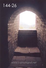 Foto 144-26 - Vista parcial del interior de una de las torres de vigilancia en la Gran Muralla China en la zona de Badaling a 80 km. aprox de Beijing (Pekín), China - 18-Junio-2006