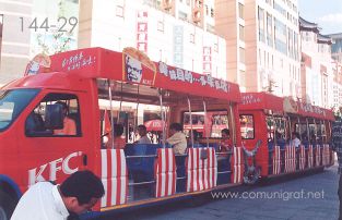 Foto 144-29 - Trenecito para paseo de personas sobre la zona peatonal de la Avenida Wangfujing en Beijing (Pekín), China - 18-Junio-2006