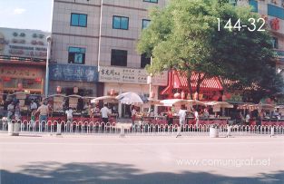 Foto 144-32 - Puestos de carnes guisadas sobre la avenida Dong´anmen St en Beijing (Pekín), China - 18-Junio-2006