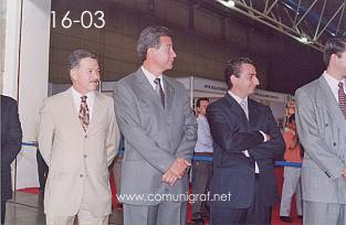 Foto 16-03 - Dr. José Carlos Dávalos Hernández, Lic. Héctor López Santillana y Alejandro Aguilera Muñoz en la inauguración de la Expo Artes Gráficas León 2003 en el Poliforum de la ciudad de León, Gto. México.