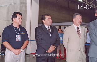 Foto 16-04 - Ing. Javier Navarro, Jorge del Muro Hernández y el Dr. José Carlos Dávalos Hernández en la inauguración de la Expo Artes Gráficas León 2003 en el Poliforum de la ciudad de León, Gto. México.