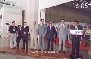 Foto 16-05 - Alberto Elguera (der) dirigiendo unas palabras a los asistentes en la inauguración de la Expo Artes Gráficas León 2003 en el Poliforum de la ciudad de León, Gto. México.