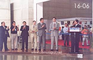Foto 16-06 - Los asistentes aplaudiendo al término de su intervención de Alejandro Aguilera Muñoz en la inauguración de la Expo Artes Gráficas León 2003 en el Poliforum de la ciudad de León, Gto. México