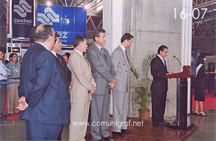 Foto 16-07 - Los asistentes escuchando atentos a Alejandro Aguilera Muñoz en la inauguración de la Expo Artes Gráficas León 2003 en el Poliforum de la ciudad de León, Gto. México.