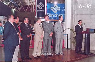 Foto 16-08 - Alejandro Aguilera Muñoz (der) dirigiendo unas palabras a los asistentes en la inauguración de la Expo Artes Gráficas León 2003 en el Poliforum de la ciudad de León, Gto. México.