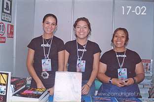 Foto 17-02 - Señoritas estudiantes del ICAGG que auxiliaron en el stand de la Revista Comunigraf en la Expo Artes Gráficas León 2003 en el Poliforum de la ciudad de León, Gto. México.