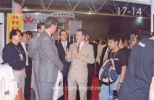 Foto 17-14 - Entre parte de los visitantes, El Ing. Javier Navarro, Lic. Héctor López Santillana, Alejandro Aguilera Muñoz y el Dr. José Carlos Dávalos Hernández en la Expo Artes Gráficas León 2003 en el Poliforum de la ciudad de León, Gto. México.