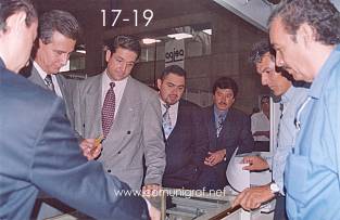 Foto 17-19 - En el stand de Monigráficos: Lic. Héctor López Santillana, Ing. Alejandro Gutiérrez de Velasco, Juan Elías Cordero, Juan Manuel Ornelas Becerra, Don Gilberto Gutiérrez Rizo y Luis Gómez Issac en la Expo Artes Gráficas León 2003 en el Poliforum de la ciudad de León, Gto. México.