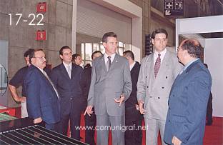 Foto 17-22 - Visitando el stand de Artes Gráficas Internacionales: Don Raúl Erbez Cortéz (Q.E.P.D.), Alejandro Aguilera, Lic. Héctor López Santillana, Ing. Alejandro Gutiérrez de Velasco y Don Carlos González Corzo en la Expo Artes Gráficas León 2003 en el Poliforum de la ciudad de León, Gto. México.